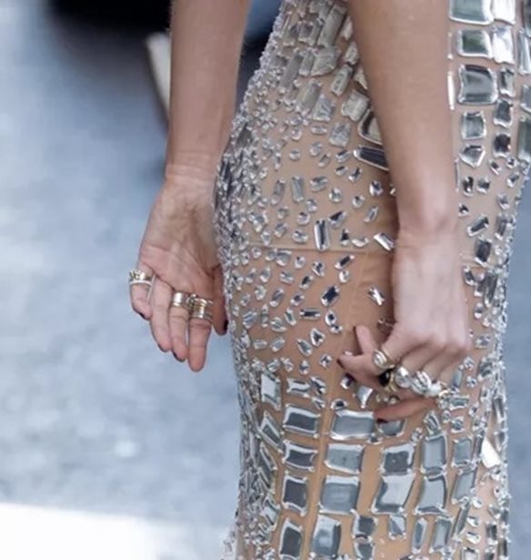 Festive Short Nails: 5 εορταστικά μανικιούρ που δείχνουν άψογα στα κοντά νύχια