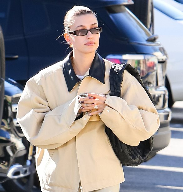 Get inspo: Η Hailey Bieber επιβεβαιώνει την επιστροφή αυτού του 90s sneaker