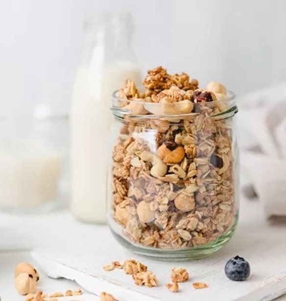 Σαν τσουρέκι! Φτιάξε σε χρόνο dt σπιτική γκρανόλα με κάρδαμο + μαχλέπι