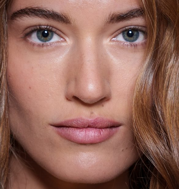 Αυτό είναι το μεγαλύτερο λάθος που κάνουν οι πιο πολλές γυναίκες όταν εφαρμόζουν την κρέμα των ματιών τους