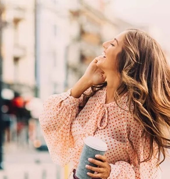 Το αθώο hair habit που καταστρέφει την τρίχα χωρίς να το καταλαβαίνεις