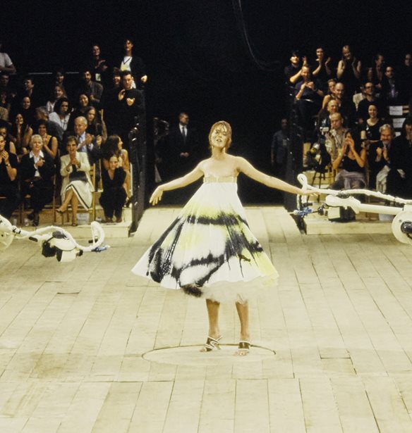 Lee Alexander McQueen: 5 σόου του σχεδιαστή που έχουν μείνει ανεξίτηλα στο μυαλό μας