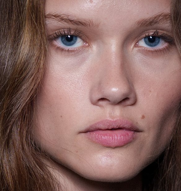 2 skincare συνήθειες που αν ακολουθείς από τα 30 θα έχεις πιο νεανικό δέρμα στα 60