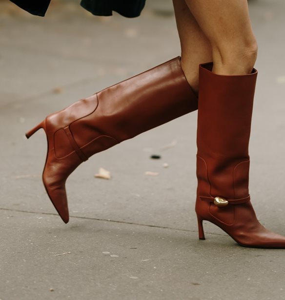 Warm chestnut: 6 ζευγάρια μπότες στην πιο cozy καφέ απόχρωση