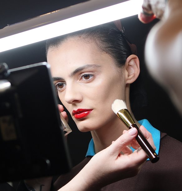 Tom Ford SS26: Όλα τα μυστικά πίσω από τα εντυπωσιακά beauty looks που είδαμε στο catwalk