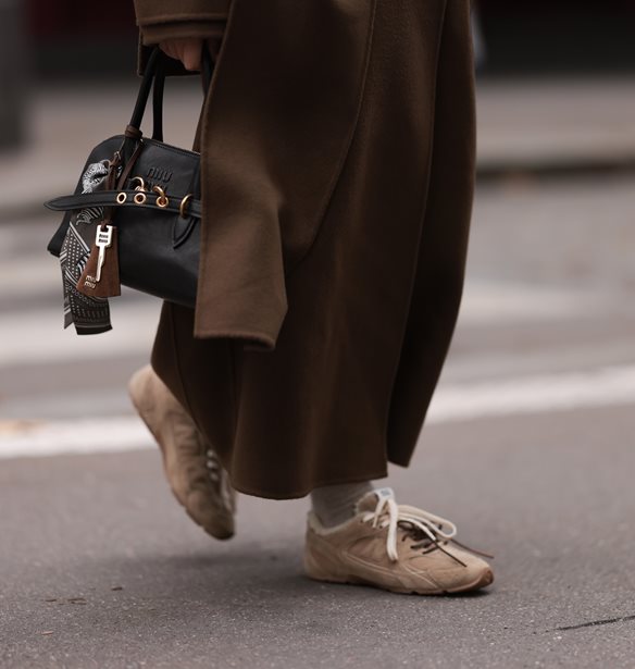 Βρήκαμε το viral stylish ζευγάρι sneakers που θα σε γεμίσει κομπλιμέντα