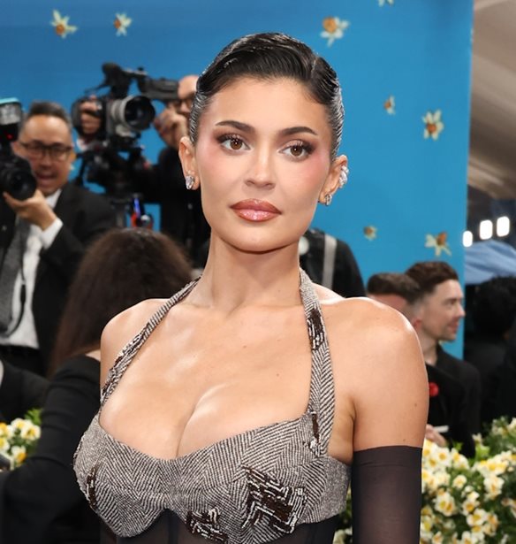 H Kylie Jenner αποκαλύπτει όλες τις λεπτομέρειες για την αυξητική στήθους της