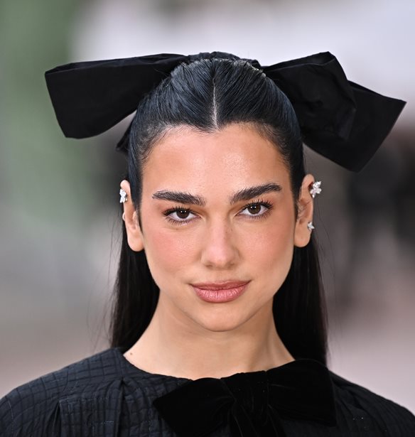 Dua Lipa: Σε αυτή την κρέμα προσώπου ορκίζεται για λαμπερή επιδερμίδα
