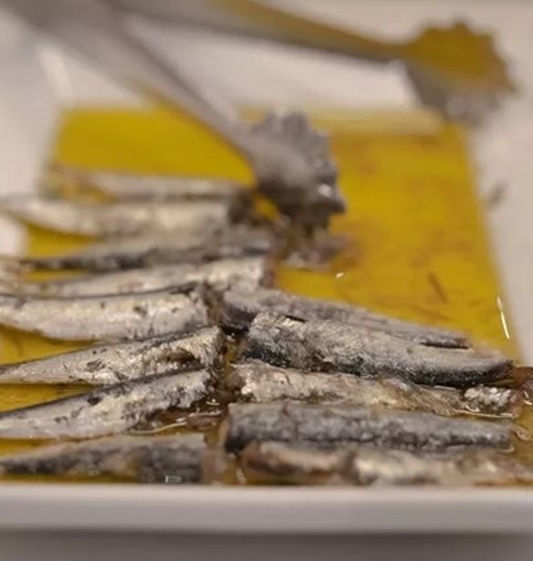 "Sardine fasting": Η πιο παράξενη τάση και γιατί πρέπει να μείνεις μακριά της