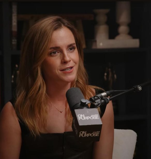 Emma Watson: Γιατί η πίεση να παντρευτείς μοιάζει με "μια μορφή βίας" απέναντι στους νέους