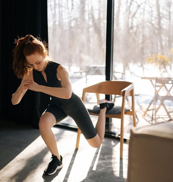 Aυτή η άσκηση με καρέκλα είναι ιδανική για την ενδυνάμωση των κοιλιακών