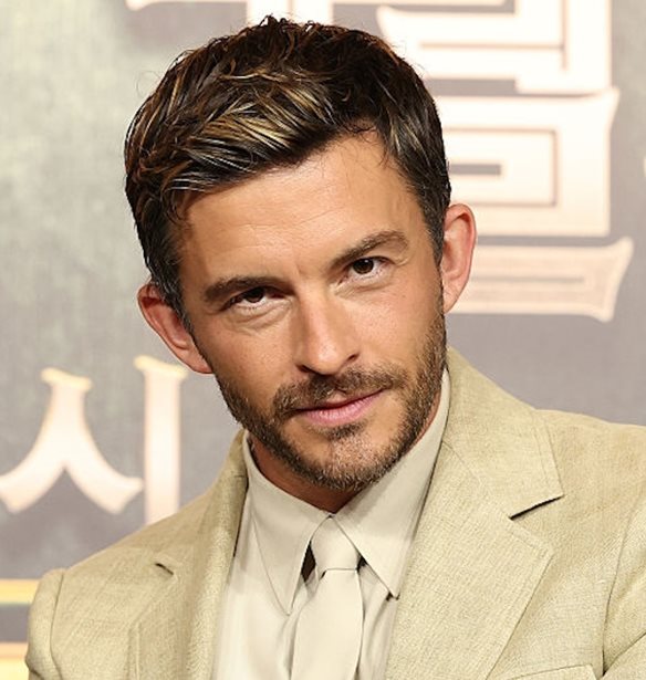 Jonathan Bailey:  5+1 πράγματα που δεν ήξερες για τον "πιο σέξι άντρα στον κόσμο"