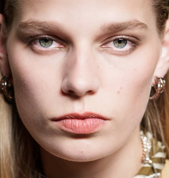 Αυτό το tip κάνει κάθε foundation να δείχνει απίστευτα φυσικό σε κάθε επιδερμίδα