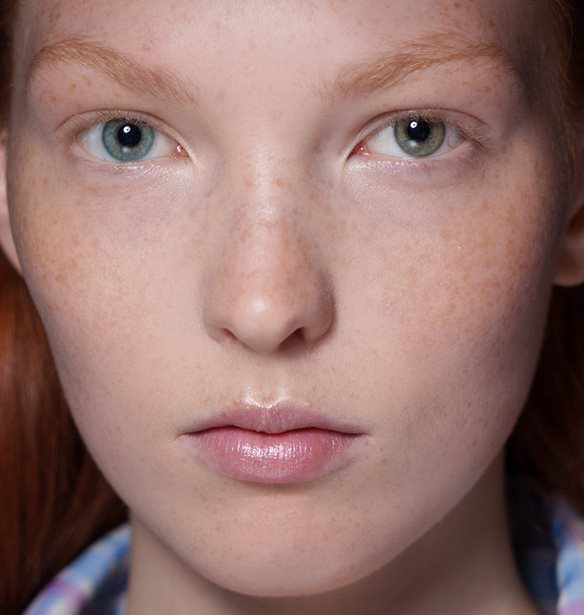 Youth Recap: Αυτός ο ορός επαναφέρει άμεσα, σε πρόσωπο και λαιμό, τη νεανική όψη της επιδερμίδας