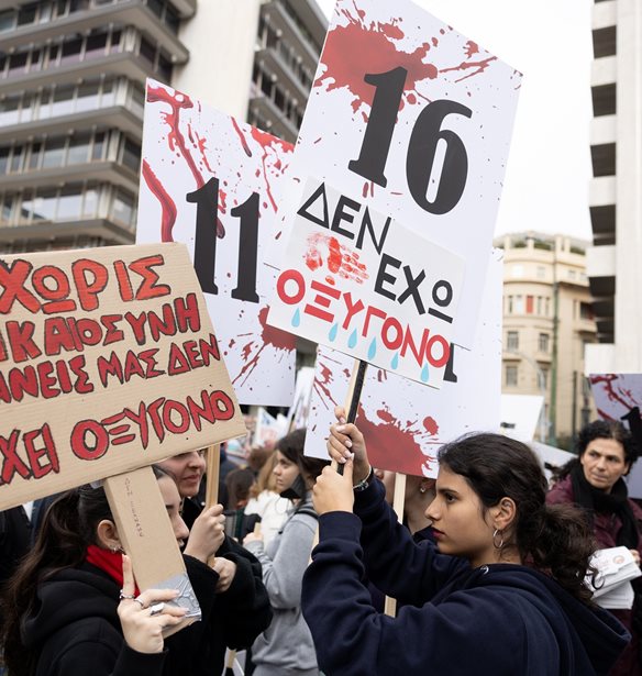 Η σύμβουλος έκδοσης του ELLE Φλώρα Τζημάκα γράφει για την τραγωδία των Τεμπών, τα εγκληματικά λάθη, τις απόπειρες συγκάλυψης και την αντίδραση της κοινωνίας