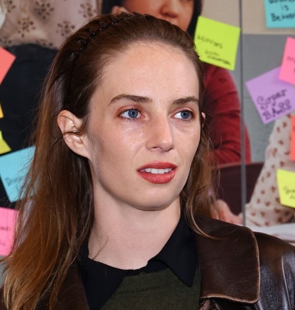 Maya Hawke: Έκανε ντεμπούτο στο κόκκινο χαλί με τον σύντροφό της, Christian Hutson