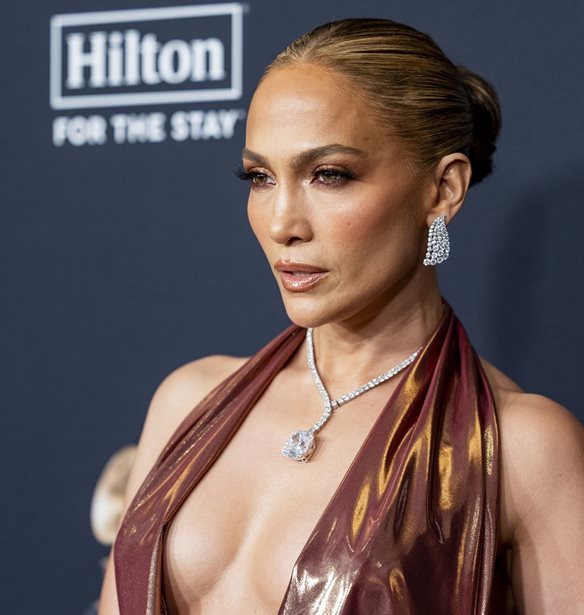 American Music Awards 2025: H στιγμή που η Jennifer Lopez φιλάει με πάθος μια χορεύτρια οn stage