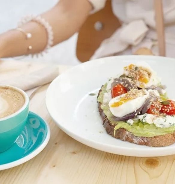 "Δεν πεινάω το πρωί": Τι μπορεί να σημαίνει η πρωινή έλλειψη όρεξης για την υγεία σου;