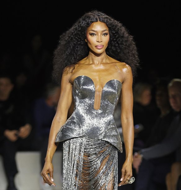 H Naomi Campbell με το χτένισμα που λίγες θα τολμούσαν