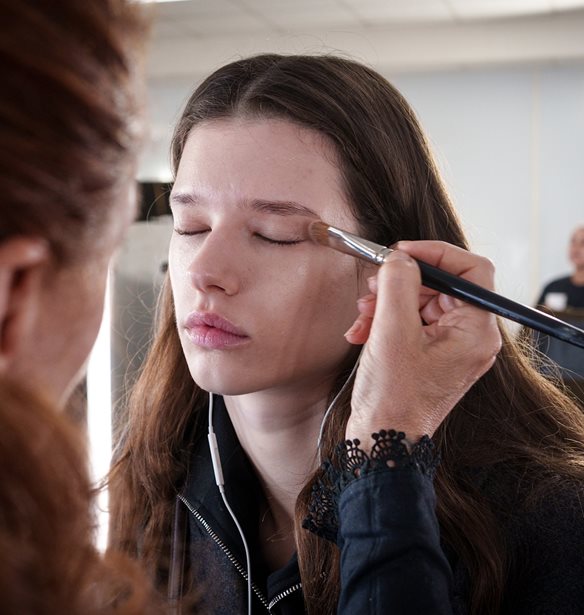 Snowflake Shadow: Το make-up trick που αξίζει να δοκιμάσουμε για το μακιγιάζ των ματιών στις γιορτές