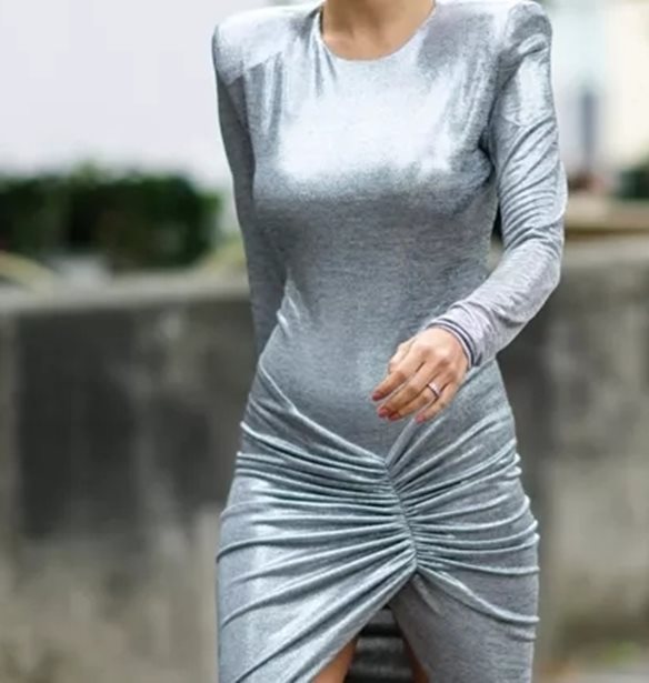 Ξέχνα το κλασικό κόκκινο: Το "Silver Chrome Ombre" είναι το απόλυτο μανικιούρ για το ρεβεγιόν και ταιριάζει με όλα