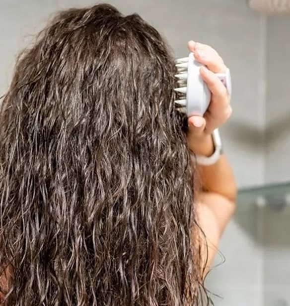 4 φυσικές μέθοδοι για πιο πυκνά και υγιή μαλλιά (χωρίς πανάκριβα προϊόντα)
