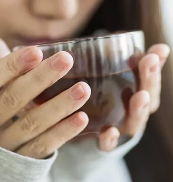 Πίνεις τσάι rooibos; Δες γιατί οι ειδικοί λένε ότι κάνει καλό στο έντερο και στην πέψη