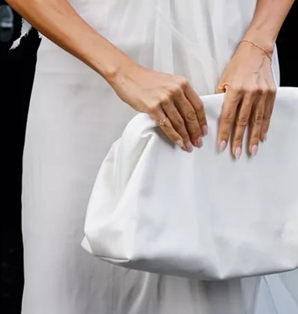 Pantone Cloud Dancer: 4 μανικιούρ που απογειώνουν το πιο "ακριβό" χρώμα του 2026