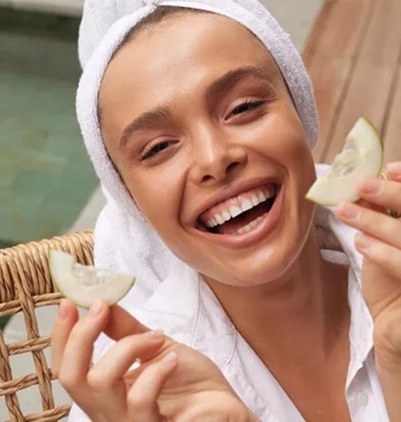 Ξέχνα το botox: Αυτές οι καθημερινές τροφές θα σε κάνουν να δείχνεις χρόνια νεότερη