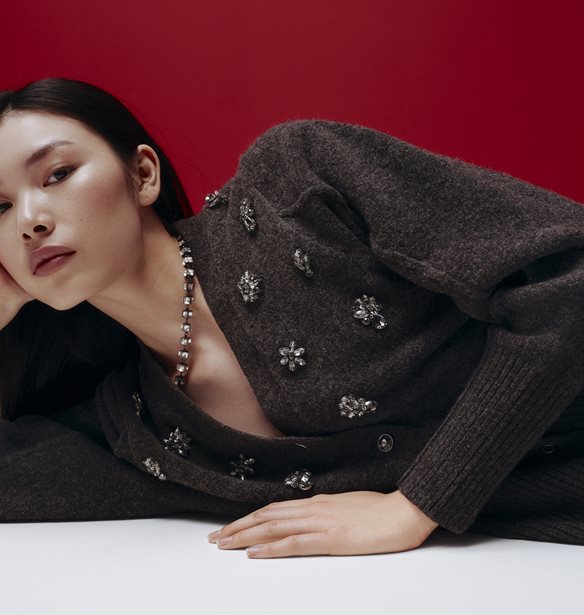 Ήρεμη δύναμη: Πώς το πουλόβερ με λάμψη θα σου χαρίσει τα πιο εντυπωσιακά λουκ αυτό τον χειμώνα