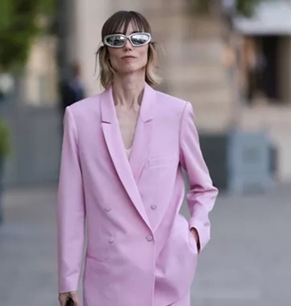 Αυτό το λινό powder pink κοστούμι θα "απογειώσει" το ανοιξιάτικο office style σου