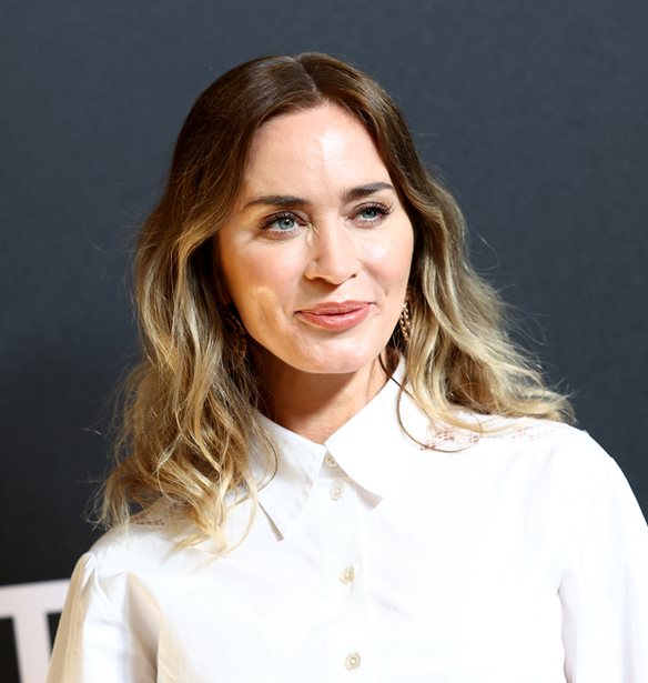 Emily Blunt: H επιστροφή στο κόκκινο hair-look για τα γυρίσματα "Ο Διάβολος Φοράει Prada 2"