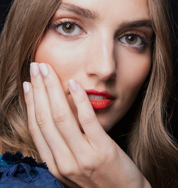 Πώς να αφαιρέσεις το ημιμόνιμο μανικιούρ στο σπίτι χωρίς να καταστρέψεις τα φυσικά σου νύχια