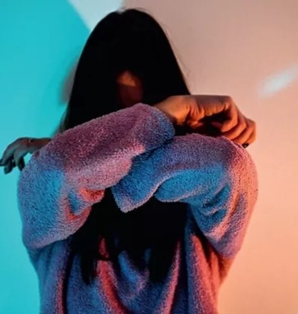 Κρίσεις πανικού: Τι συμβαίνει πραγματικά στο σώμα σου όταν το άγχος σε κατακλύζει