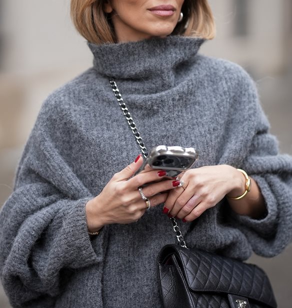 Το χρώμα και το σχήμα στα νύχια που κάνουν τα χέρια να δείχνουν πιο νεανικά