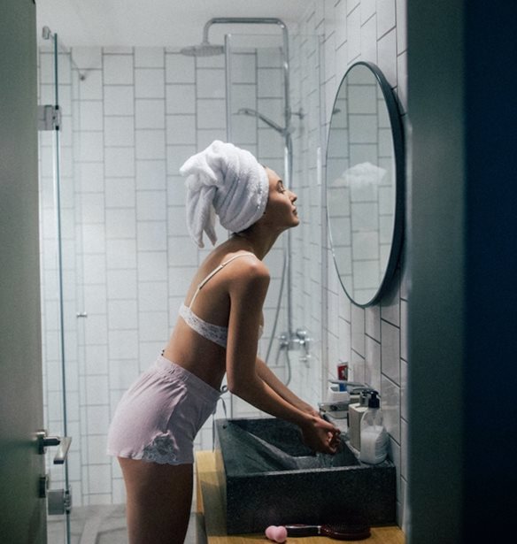 Τέλος στη γυάλινη πόρτα του ντους: Αυτή είναι η κομψή εναλλακτική λύση που θα την αντικαταστήσει