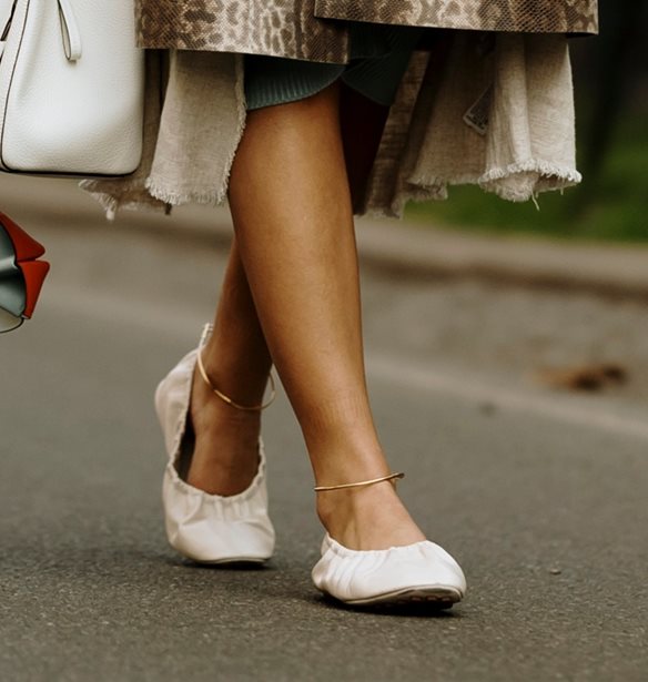 Stylish flats: Με αυτά τα 6 άνετα παπούτσια θα εντυπωσιάσεις στα πάρτι της σεζόν
