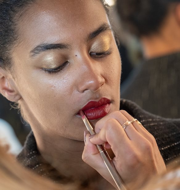 Σχεδιάζεις από τώρα τα festive beauty looks σου; Αυτά τα 4 προϊόντα ομορφιάς τα χρειάζεσαι