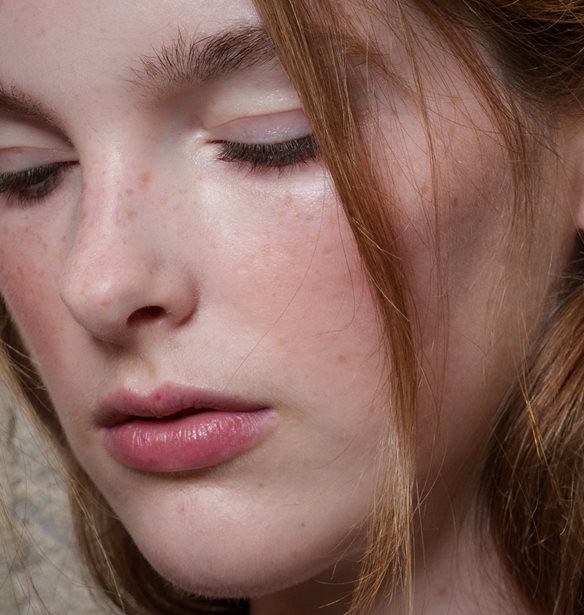 Η υπερβολική χρήση καλλυντικών βλάπτει το δέρμα τελικά;