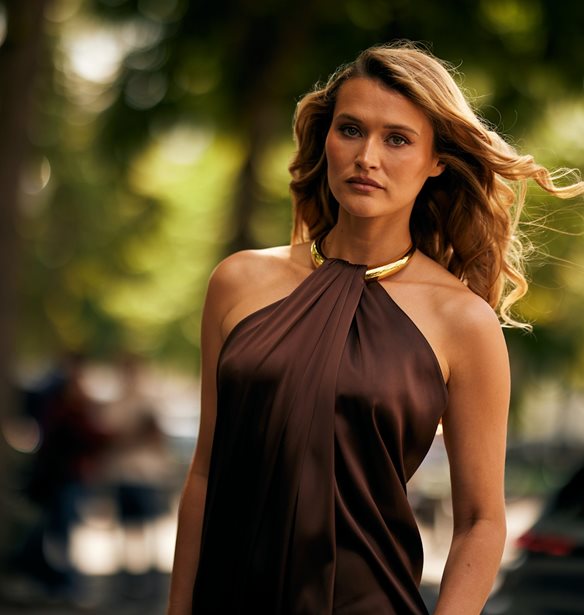 Mεταλλικές υφές & Bronze makeup: Οι  πρωταγωνιστές στο καλοκαιρινό μακιγιάζ