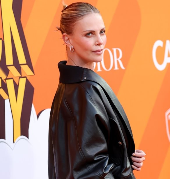 Charlize Theron; "Κοιμήθηκα με έναν άνδρα 26 ετών και ήταν απίστευτο. Έπρεπε να το είχα κάνει όταν ήμουν 20"