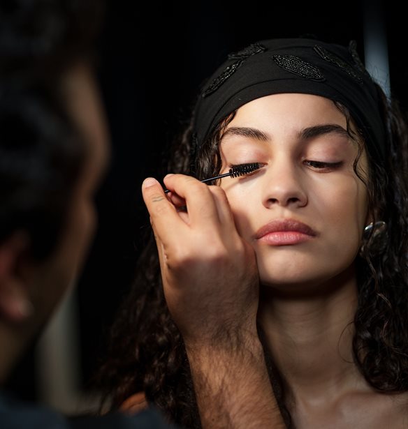 H πιο εύκολη καθημερινή συνήθεια για πιο μακριές και "δυνατές" βλεφαρίδες