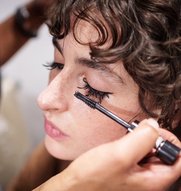 Mascara Hack: Πώς μπορείς να αφαιρέσεις εύκολα και γρήγορα μια αδιάβροχη επιλογή