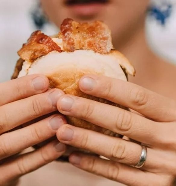 Cheat meal: Γιατί το "ελεύθερο γεύμα" μπορεί να σαμποτάρει τη δίαιτά σου