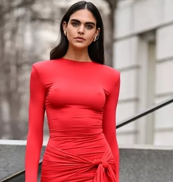 Τα festive looks που θα σε πείσουν να φορέσεις κόκκινο φόρεμα φέτος τα Χριστούγεννα