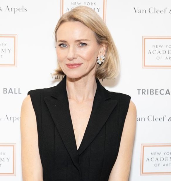 Η Naomi Watts φόρεσε το ιδανικό πανωφόρι για τη σεζόν