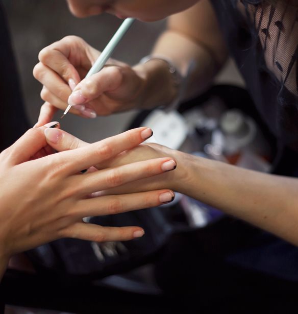 Plaid Nails: Η stylish τάση στο μανικιούρ που κάνει comeback και φέτος το χειμώνα