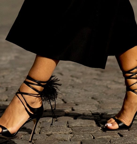 50% έκπτωση: Τα designer μαύρα πέδιλα που είναι ευκαιρία να αποκτήσεις τώρα