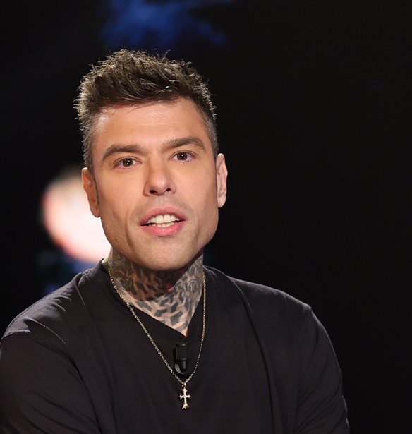 Fedez: Aφηγείται το τέλος του γάμου του με την Chiara Ferragni και την απόπειρα αυτοκτονίας στο πρώτο του βιβλίο