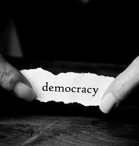 "RIP DEMOCRACY?": Η σύμβουλος έκδοσης του ELLE Φλώρα Τζημάκα γράφει για το αβέβαιο μέλλον της δημοκρατίας στη Δύση